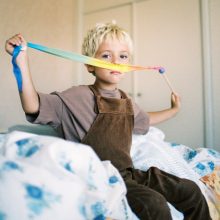 Sarah's Silks selyemjáték, szivárványos szalaggal és golyóval