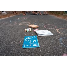 Szabadtéri játékgyűjtemény aszfaltkrétával (BS Toys)